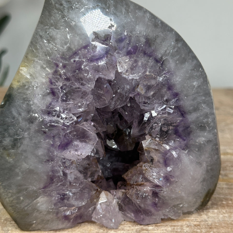 Amethyst-Quarz-Geoden-Flammenskulptur mit kontrastreicher Kristallstruktur