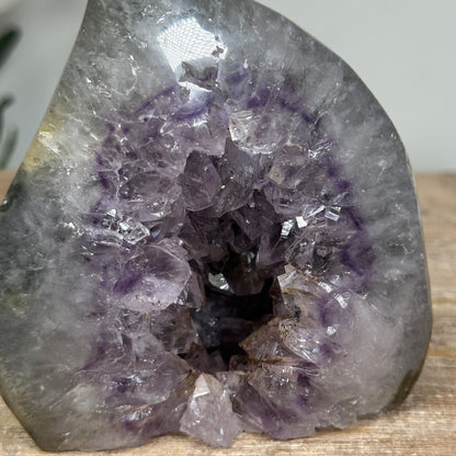 Amethyst-Quarz-Geoden-Flammenskulptur mit kontrastreicher Kristallstruktur
