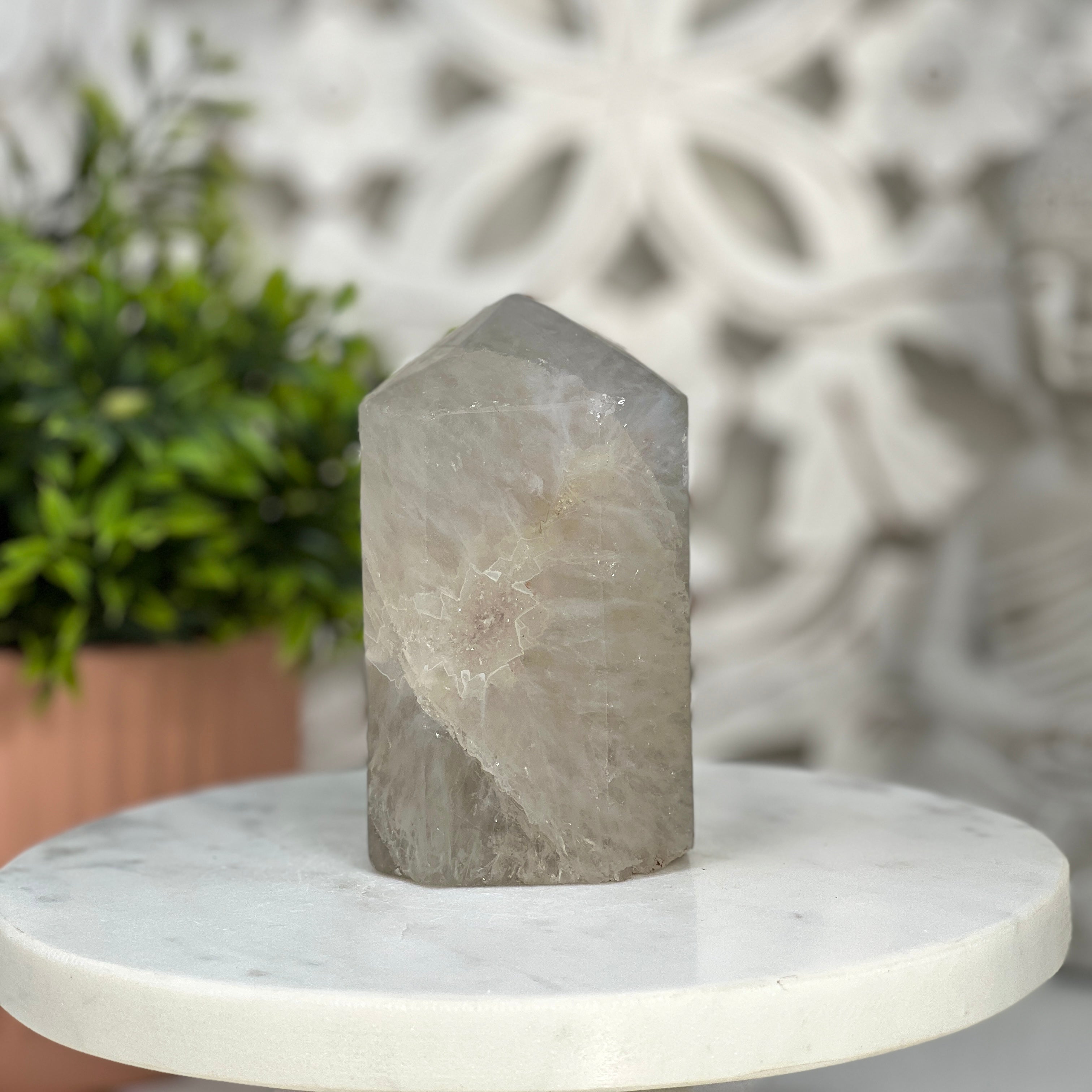 Quarz-Obelisk mit präziser prismatischer Kristallstruktur