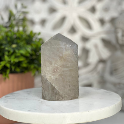 Quarz-Obelisk mit präziser prismatischer Kristallstruktur