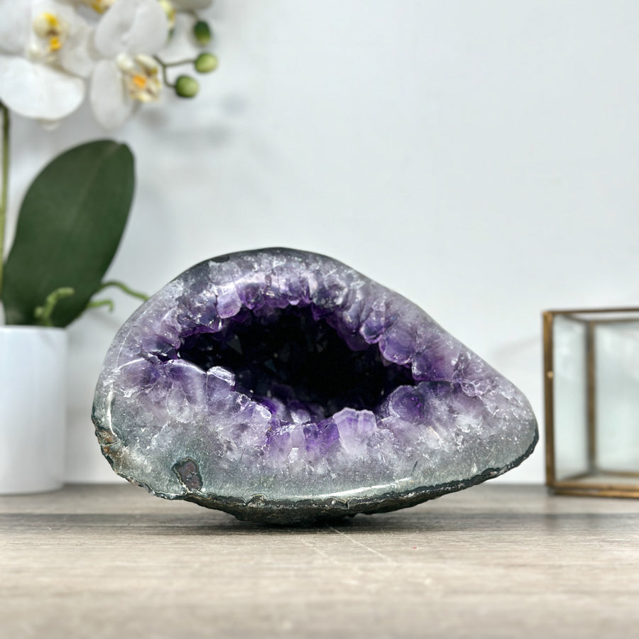Amethyst-Geode mit präzise ausgebildeter Kristallkammer