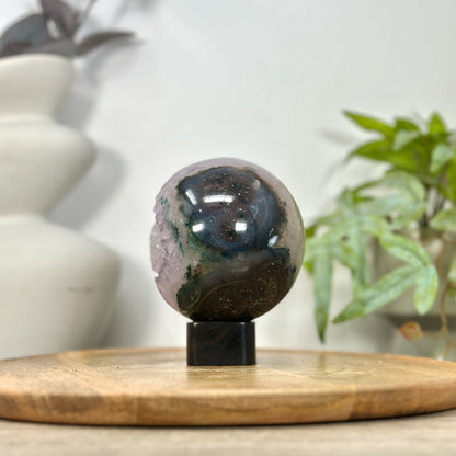 Amethyst-Sphäre mit purpurner Kristallformation und Achat-Maserung