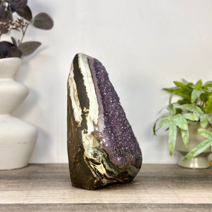 Amethyst-Kathedrale groß mit einzigartiger grüner Jaspis-Schale