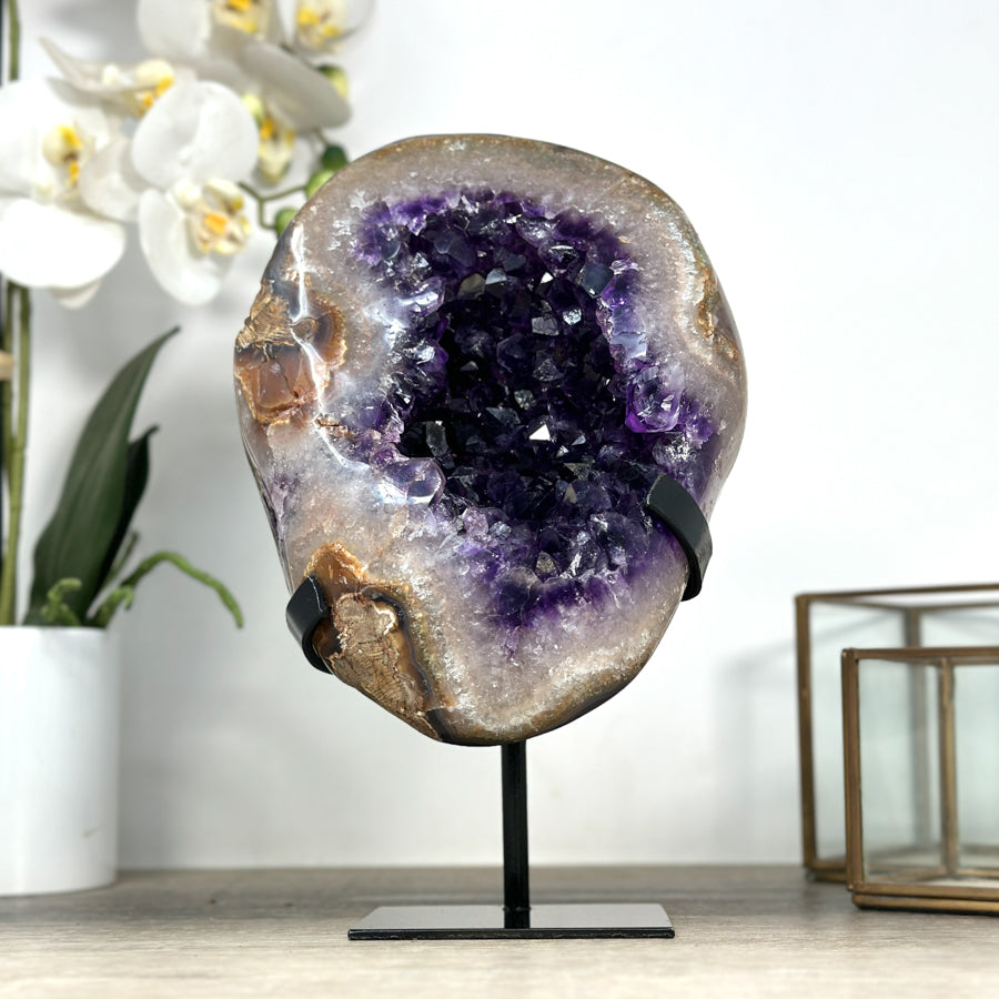 Amethyst-Geode mit intensiv tiefvioletter, glänzender Kristallzone