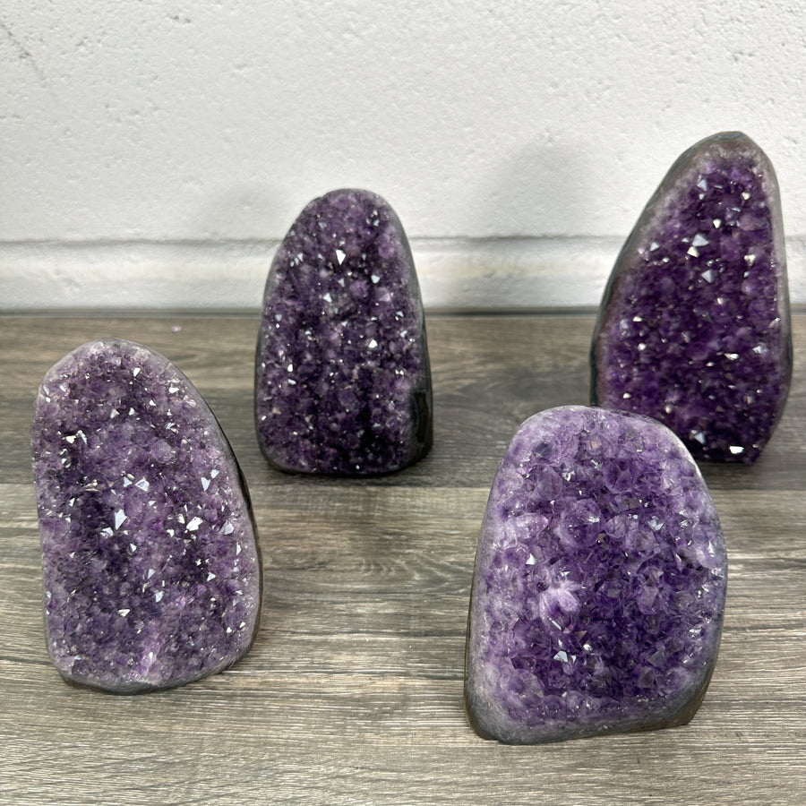 Amethyst-Kathedralen-Set 12-teilig, mit symmetrisch gewachsenen, violetten Kristallkammern