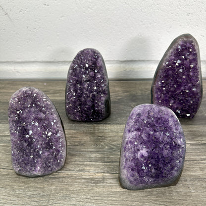 Amethyst-Kathedralen-Set 12-teilig, mit symmetrisch gewachsenen, violetten Kristallkammern