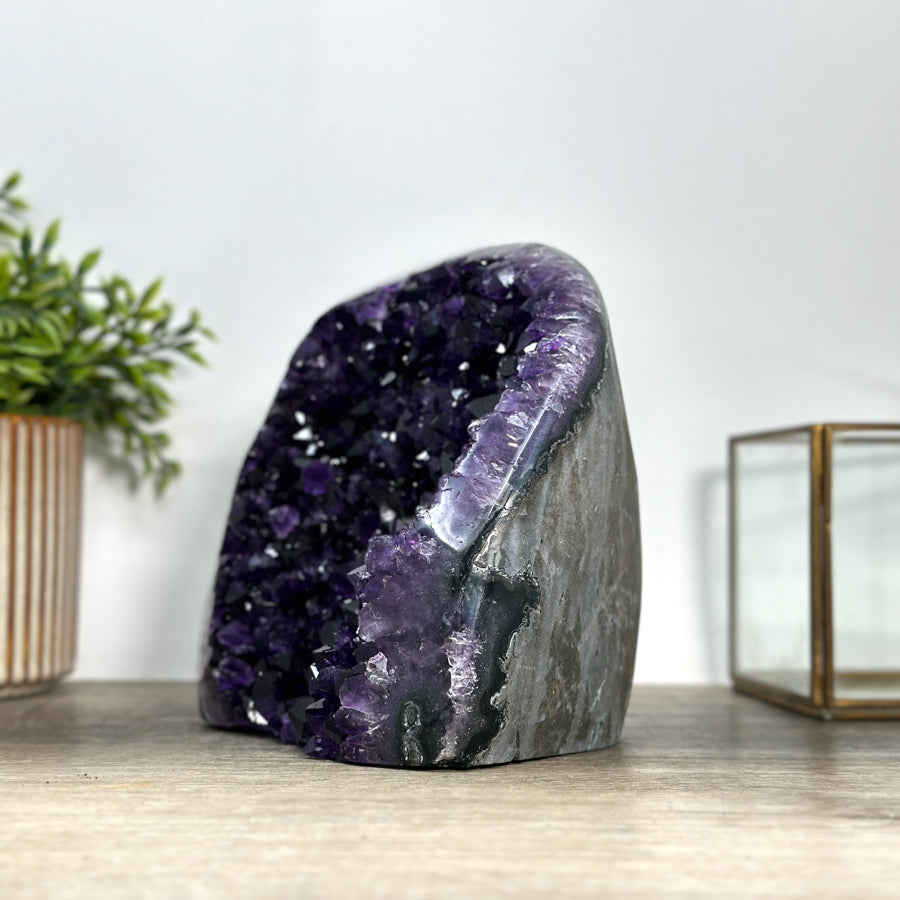 Amethyst-Kathedrale mit tiefviolett schimmernder Kristallarchitektur, in ausgewählter Spitzenqualität