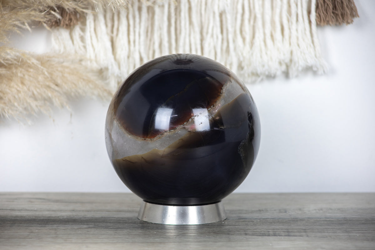 Achat-Quarz-Steinkugel mit filigraner Kalzit-Kristallbildung, in exklusiver Premiumqualität