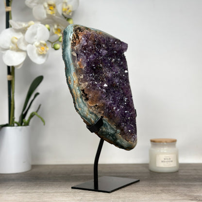 Amethyst-Jaspis-Kristall mit kontrastreicher Mineralstruktur