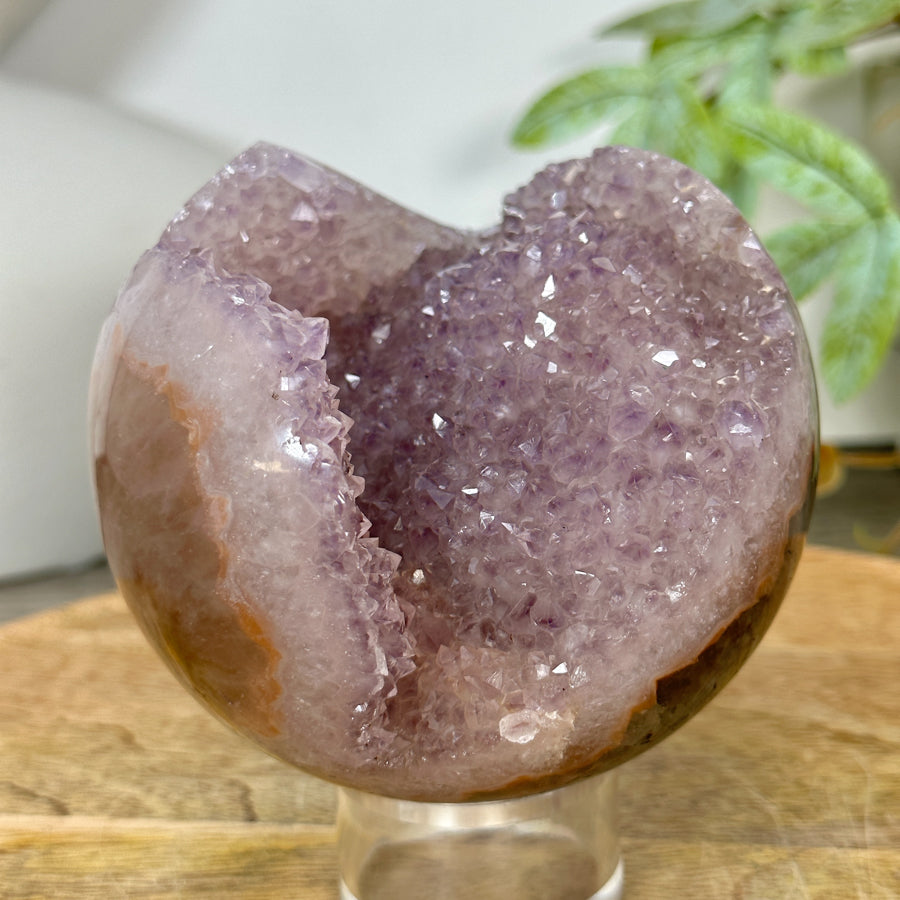 Amethyst-Jaspis-Steinkugel mit kontrastreicher Matrix und Druzy-Oberfläche