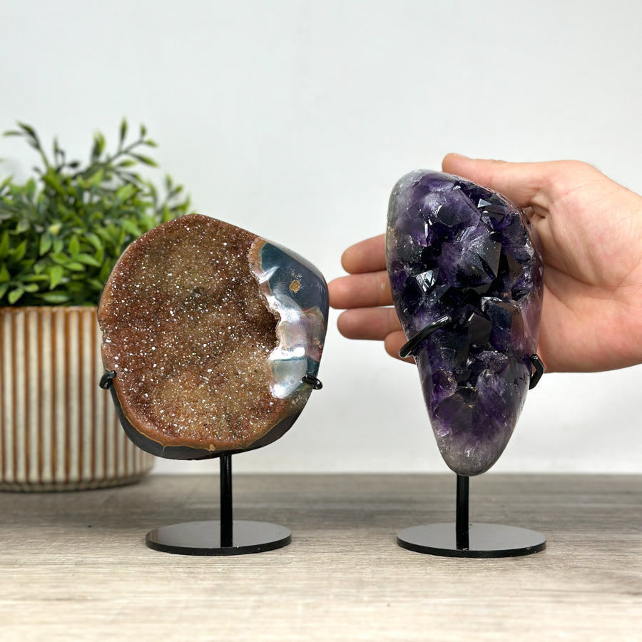 Kristallenskulpturen-Set 4-teilig, aus Naturstein mit facettenreicher Mineralstruktur