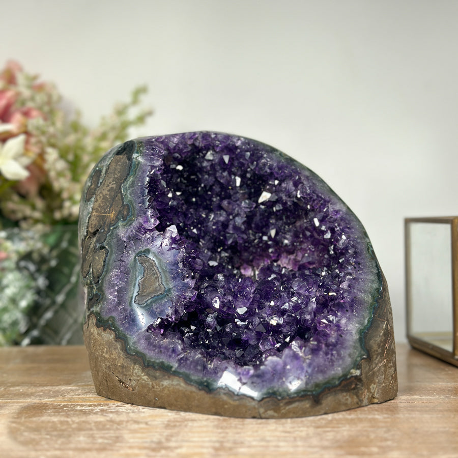 Amethyst-Geode mit wunderschön funkelnder Kristallkammer