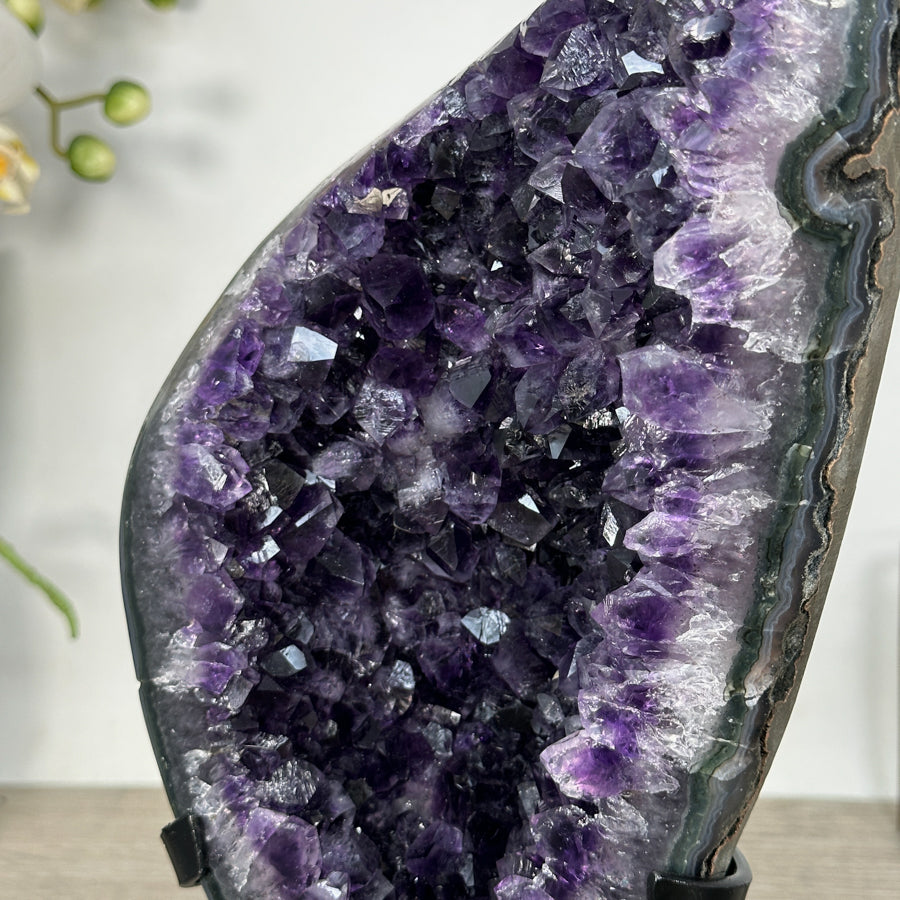 Amethyst-Geode mit tiefvioletter, massiver Kristallformation