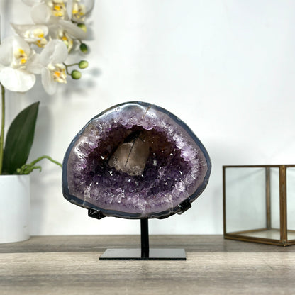 Amethyst-Geode mit Achat-Schale und kompakter Kristallstruktur