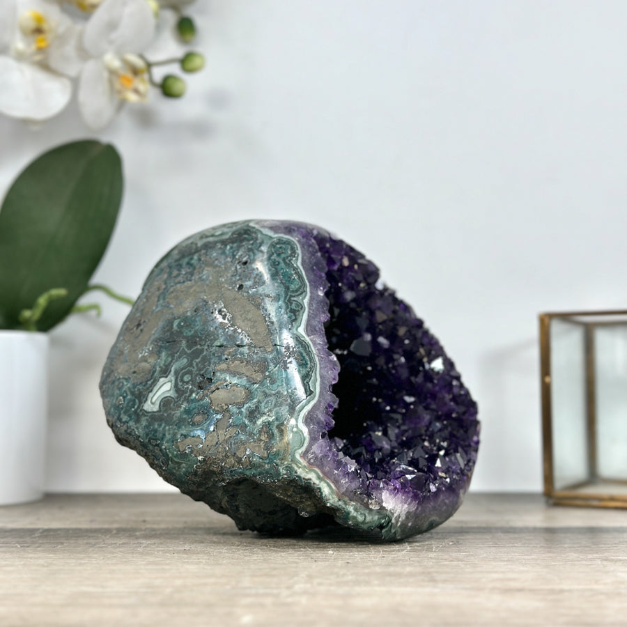 Amethyst-Geode mit intensiv tiefvioletter Kristallstruktur