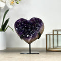 Amethyst-Herzskulptur mit natürlicher Kristallstruktur