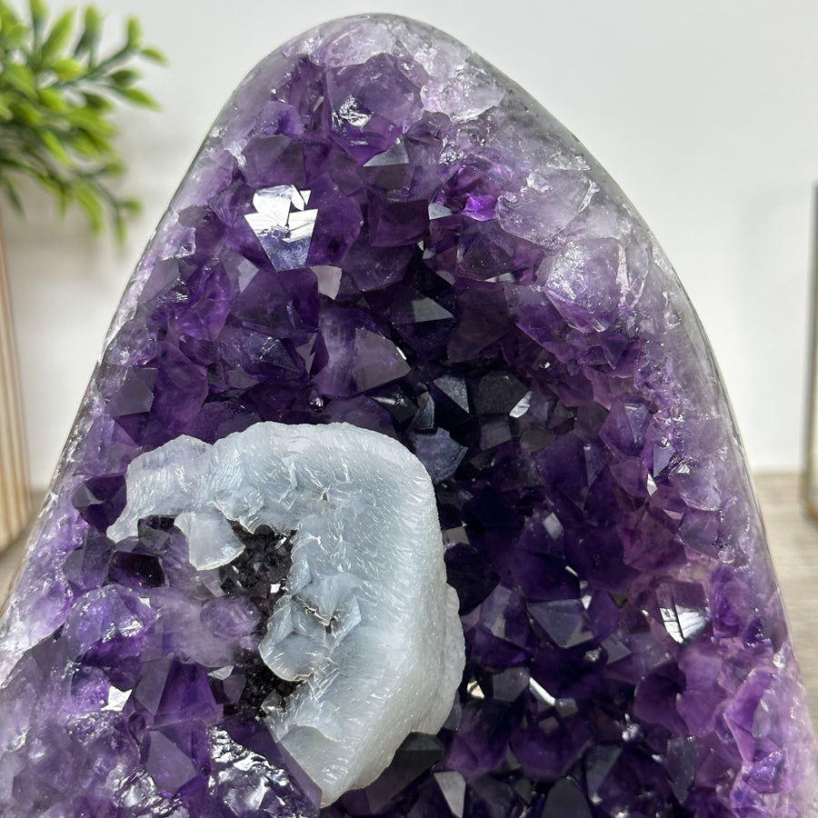 Amethyst-Kathedrale mit eindrucksvoller Kalzit-Einlagerung und violetter Kristallstruktur