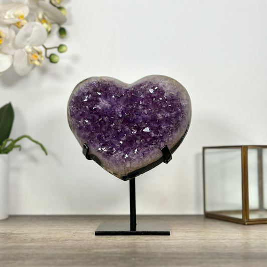 Amethyst-Achat-Herzskulptur mit gebänderter Achatstruktur und violetter Kristallzone