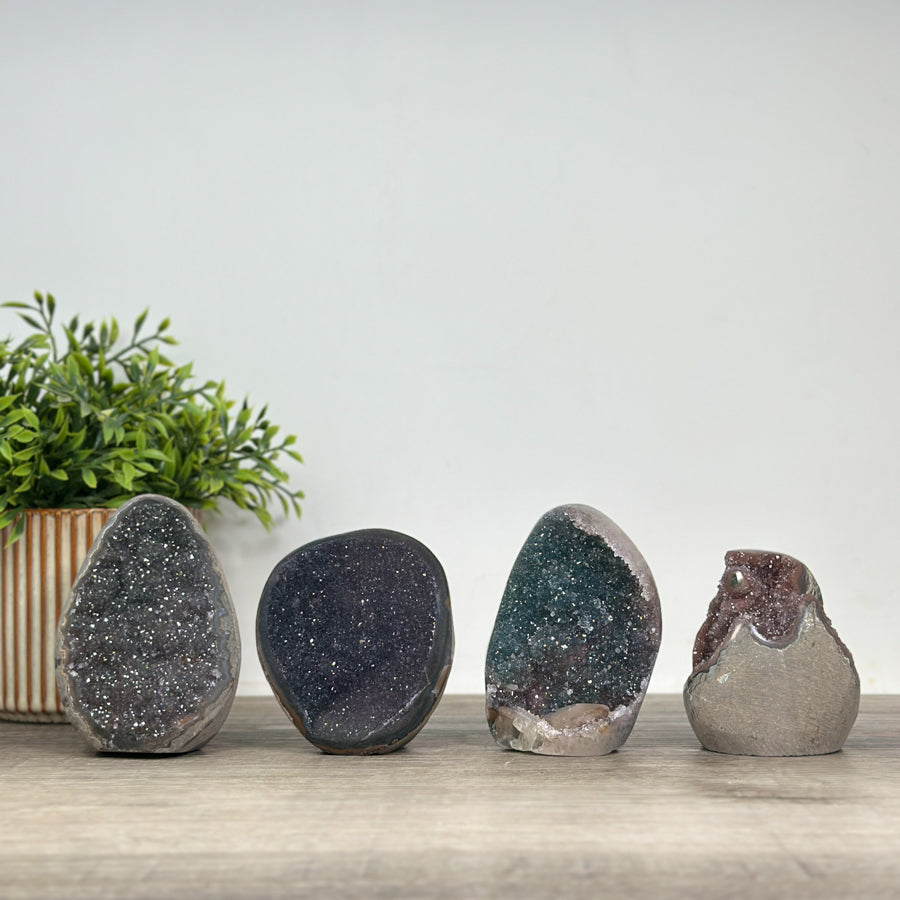 Mineralien-Kathedralen- und Drusen-Set 4-teilig, mit kontrastreicher Mineralvielfalt