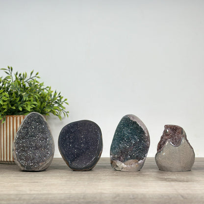 Mineralien-Kathedralen- und Drusen-Set 4-teilig, mit kontrastreicher Mineralvielfalt