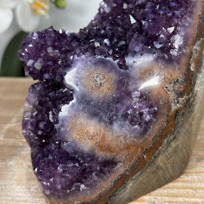 Amethyst-Cluster mit Jaspis-Matrix und warm orangefarbener Strukturwirkung