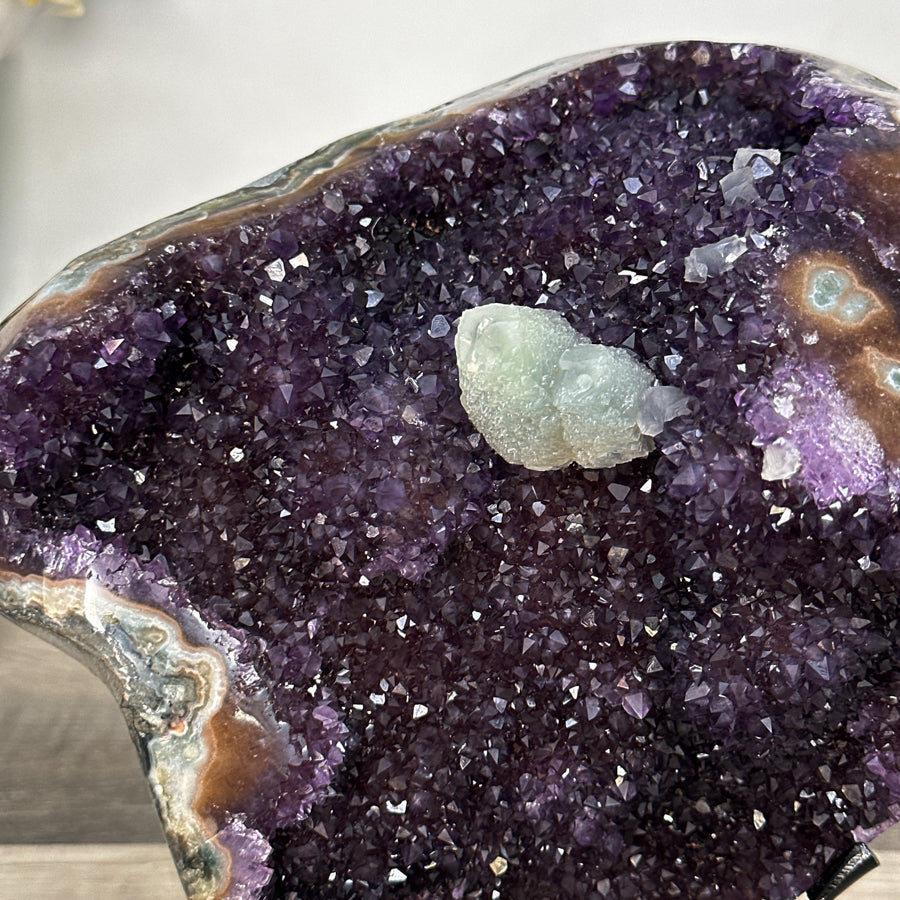 Amethyst-Kristall mit plastischer Kalzitformation und klarer Kristallstruktur