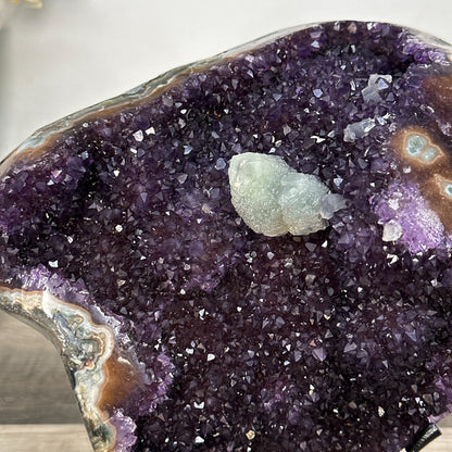 Amethyst-Kristall mit plastischer Kalzitformation und klarer Kristallstruktur