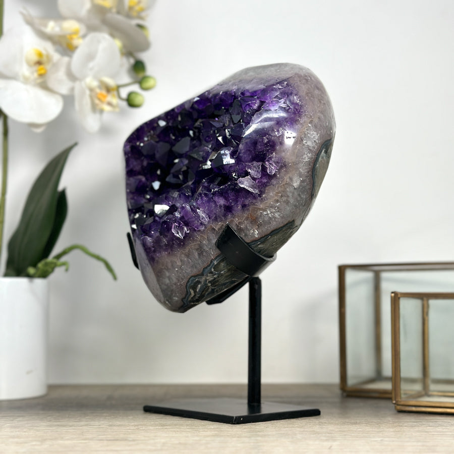 Amethyst-Kristallformation mit breit gefächerter Kristalllandschaft, in hochwertiger Naturqualität