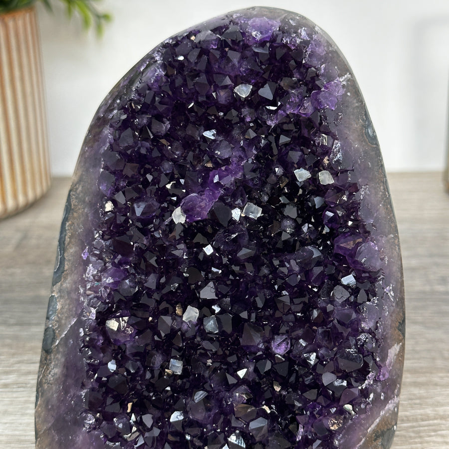 Amethyst-Druse mit dicht gewachsener Kristallfläche und violetten Kristallspitzen