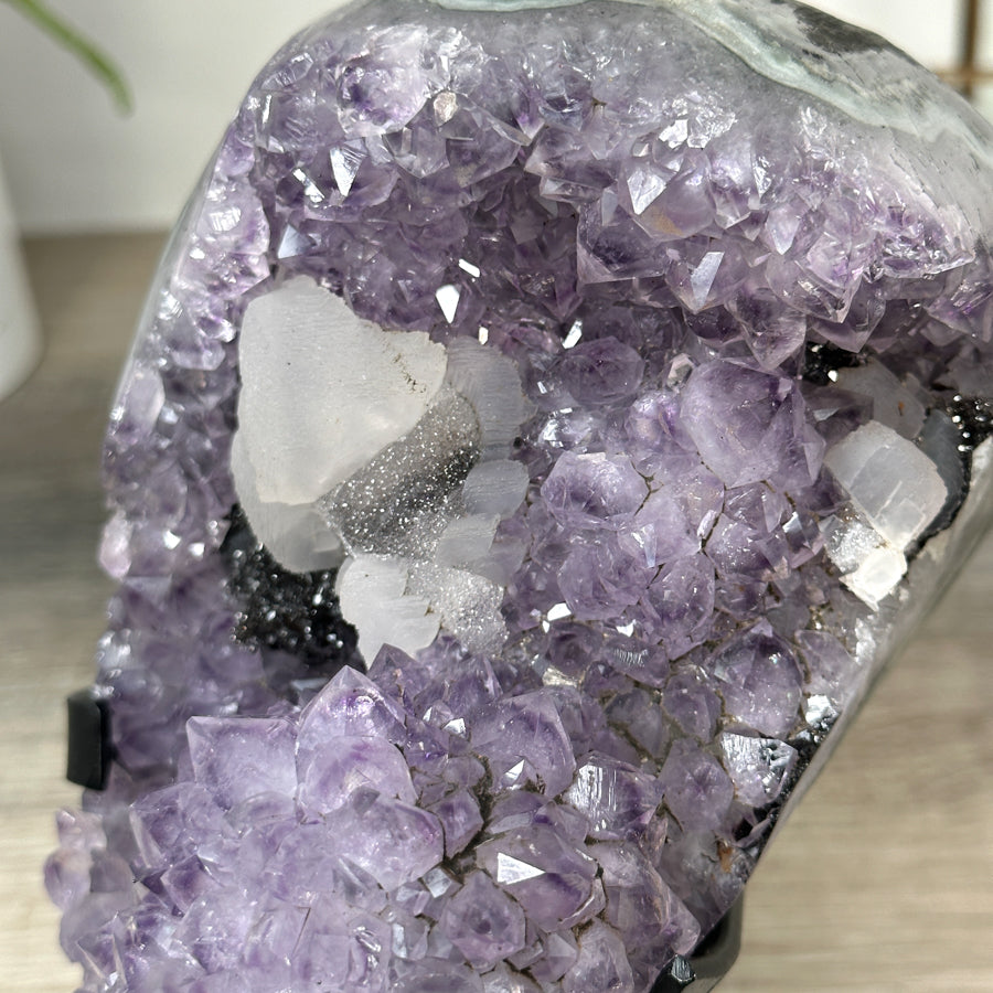 Amethyst-Kristallcluster mit plastisch ausgeformter Kalzit-Struktur