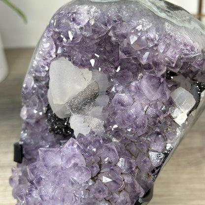 Amethyst-Kristallcluster mit plastisch ausgeformter Kalzit-Struktur
