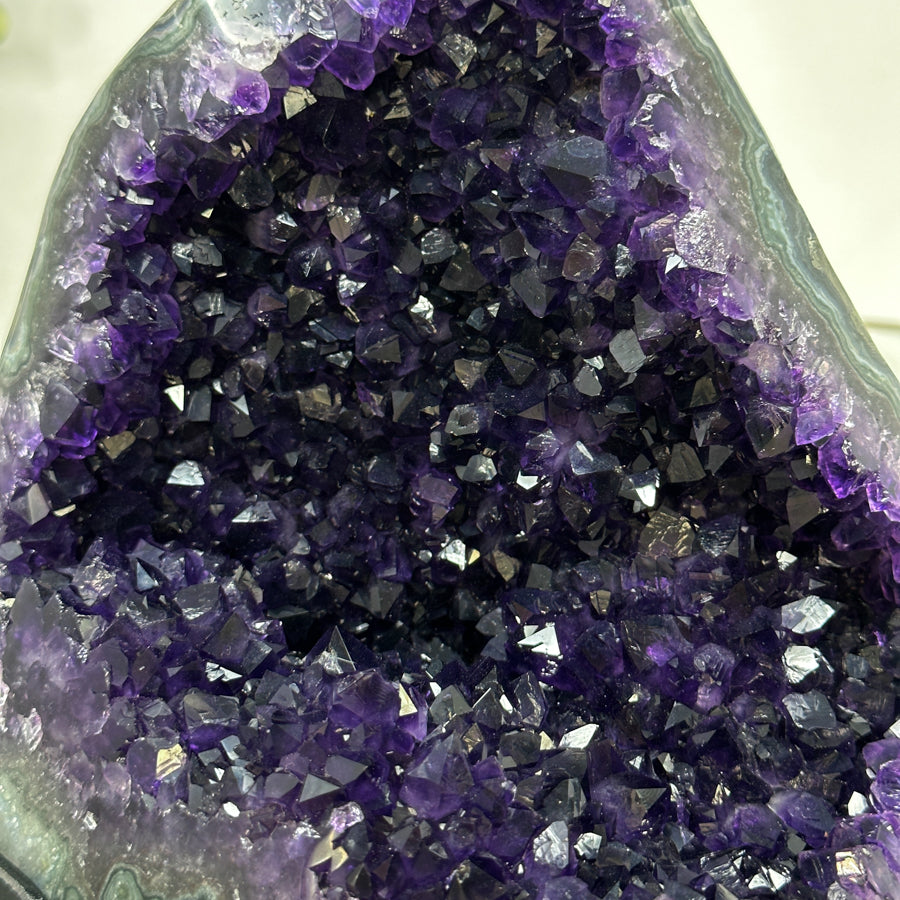Amethyst-Geodencluster mit geschichtet aufgebauter Kristallarchitektur, in ausgewählter Spitzenqualität