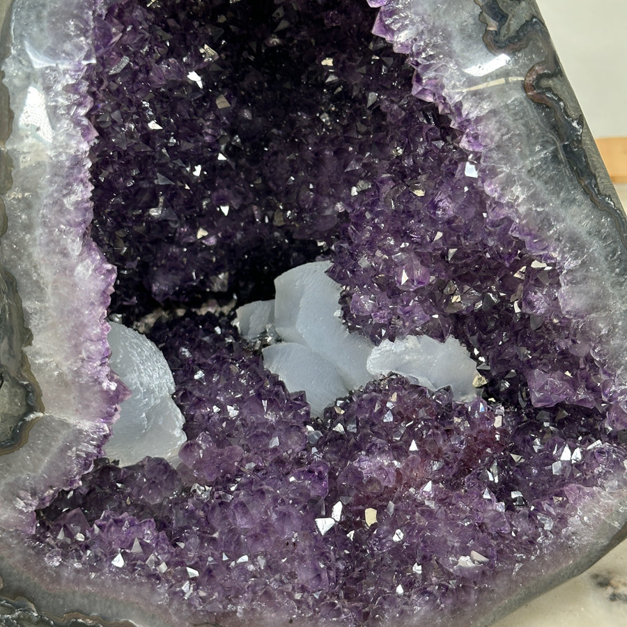 Amethyst-Geode groß mit markanter Kalzitformation