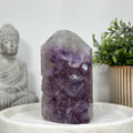 Amethyst-Obelisk mit großkristallinem Zentrum
