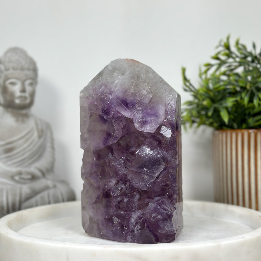 Amethyst-Obelisk mit großkristallinem Zentrum