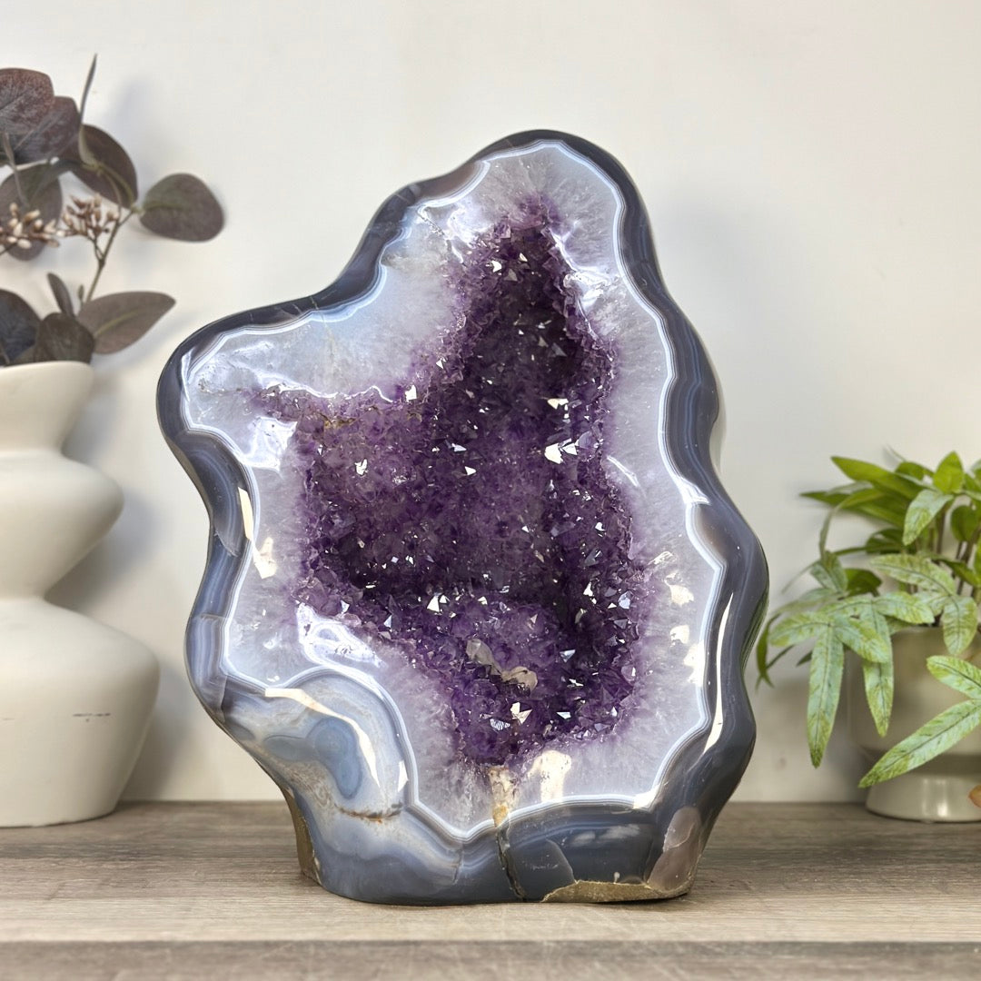 Amethyst-Geode groß mit fließender Kristallform und blauer Achat-Bänderung
