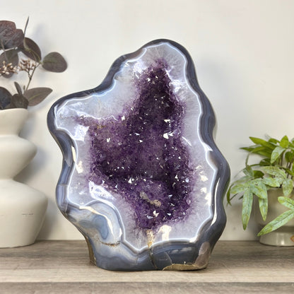 Amethyst-Geode groß mit fließender Kristallform und blauer Achat-Bänderung