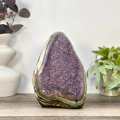 Amethyst-Kathedrale groß mit einzigartiger grüner Jaspis-Schale