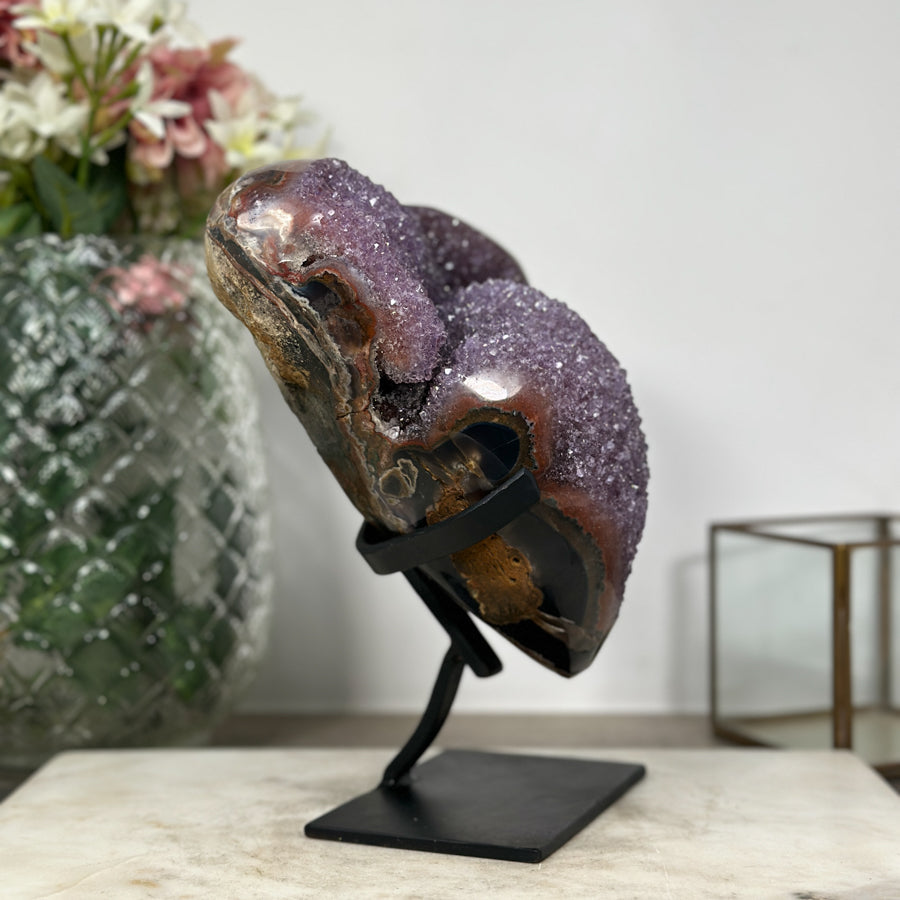 Amethyst-Cluster mit kontrastreicher Achat-Schale und lebendiger Kristallstruktur, in exklusiver Premiumqualität