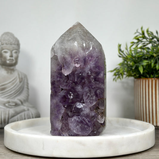 Amethyst-Grünjaspis-Obelisk mit vielschichtiger Naturstruktur