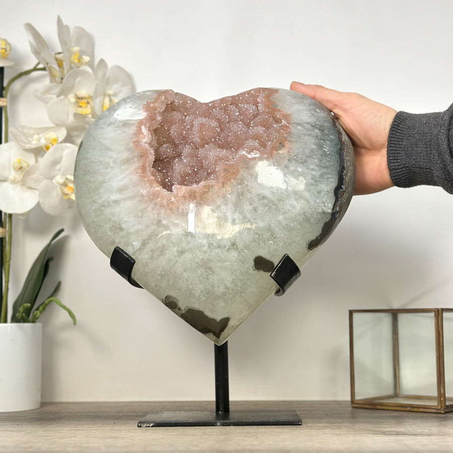 Quarz-Druzy-Herzskulptur groß mit fein funkelnder, kristallreicher Druzy-Oberfläche
