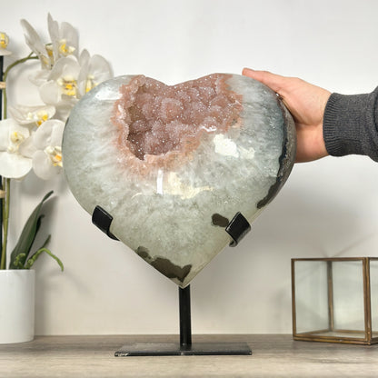 Quarz-Druzy-Herzskulptur groß mit fein funkelnder, kristallreicher Druzy-Oberfläche