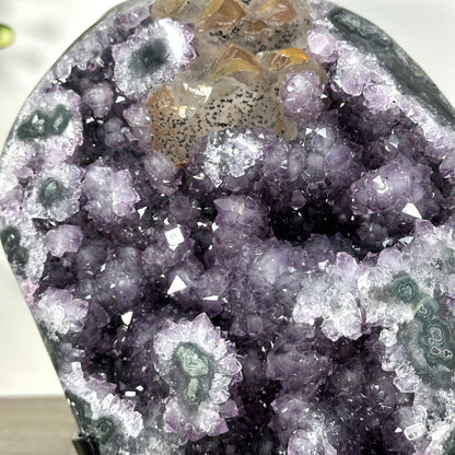 Amethyst-Geode mit ausgeprägter Stalaktitenoberfläche