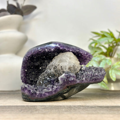 Amethyst-Geode mit zuckerquarzartiger Kristallbeschichtung und Kalzitformation