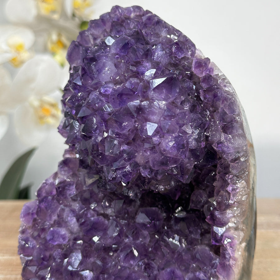 Amethyst-Kathedrale mit violett funkelnder Kristallstruktur und natürlich gewachsener Matrix