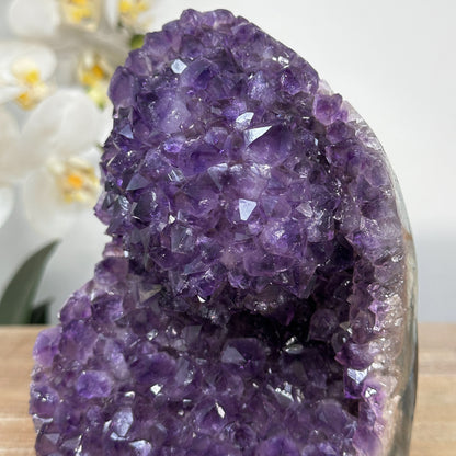 Amethyst-Kathedrale mit violett funkelnder Kristallstruktur und natürlich gewachsener Matrix