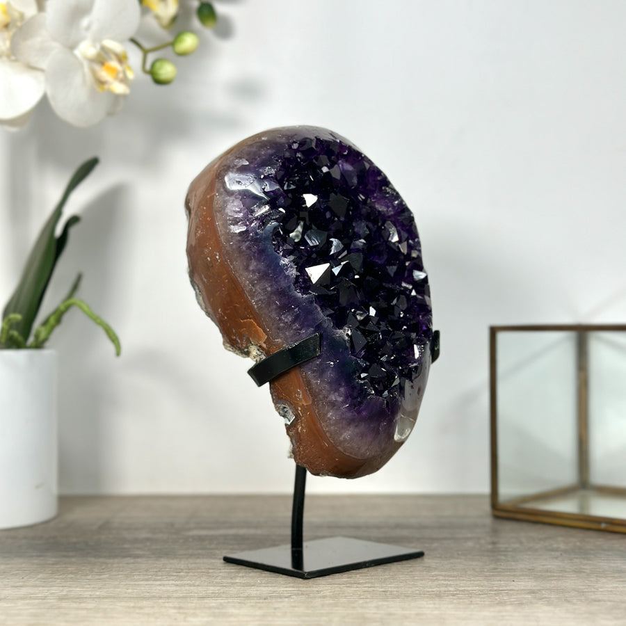 Amethyst-Kristallcluster mit großflächig reflektierender Kristallzone