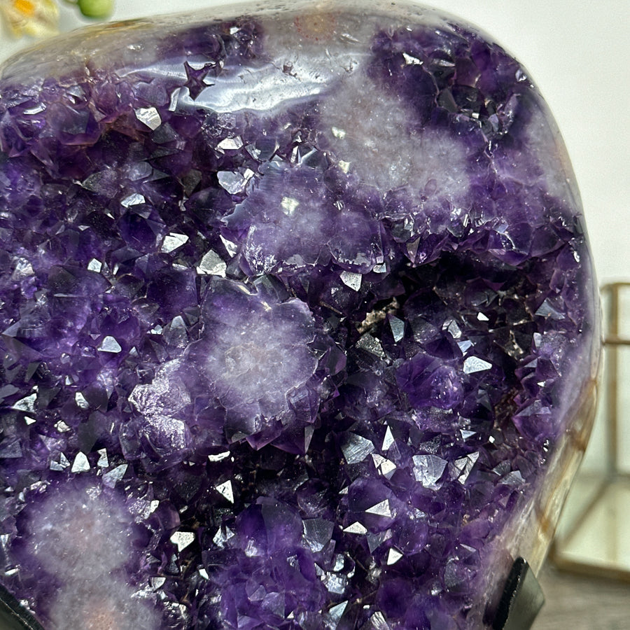 Amethyst-Cluster mit kompakt gewachsener, stalaktitischer Innenstruktur, in ausgewählter Spitzenqualität