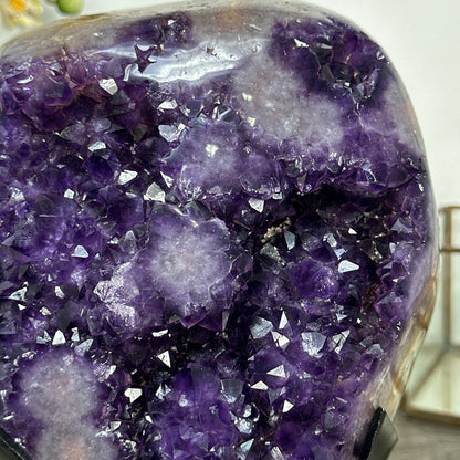 Amethyst-Cluster mit kompakt gewachsener, stalaktitischer Innenstruktur, in ausgewählter Spitzenqualität