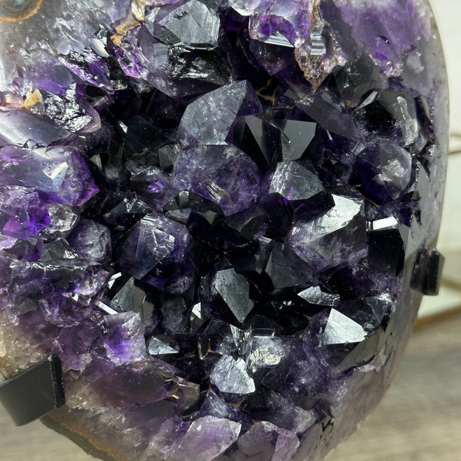 Amethyst-Kristallcluster mit lebendig strukturierter Oberfläche